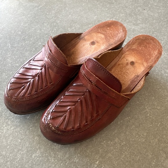 The Unbranded Brand Shoes - Vintage Brownish red Leather molded poly sole chunky Heels Clogs 6M